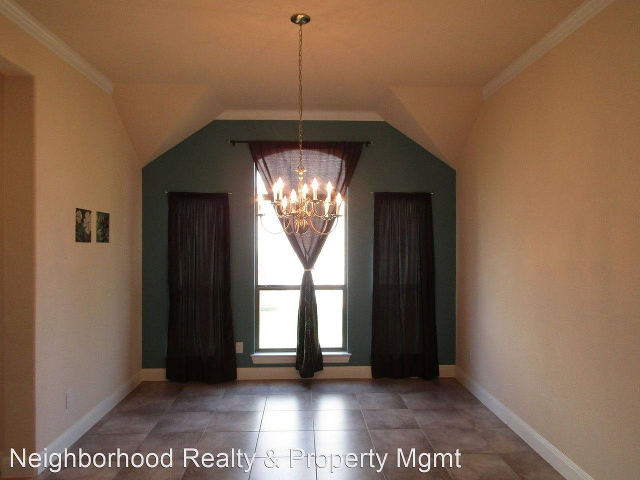 2501 Speidel Dr - Photo 3 of 31