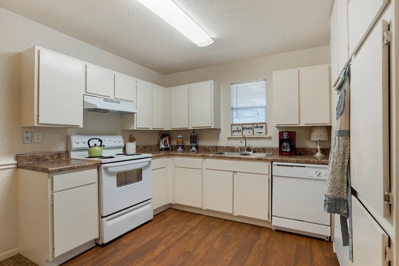 Lakeshore Landing Apartments - Photo 2 of 32