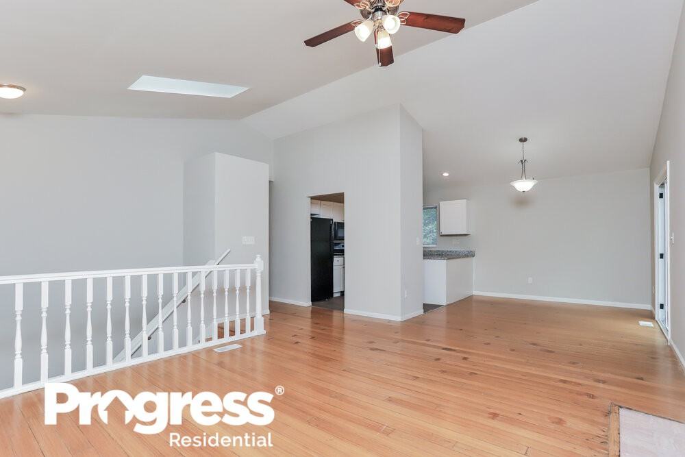 912 Baltimore Pl - Photo 3 of 25