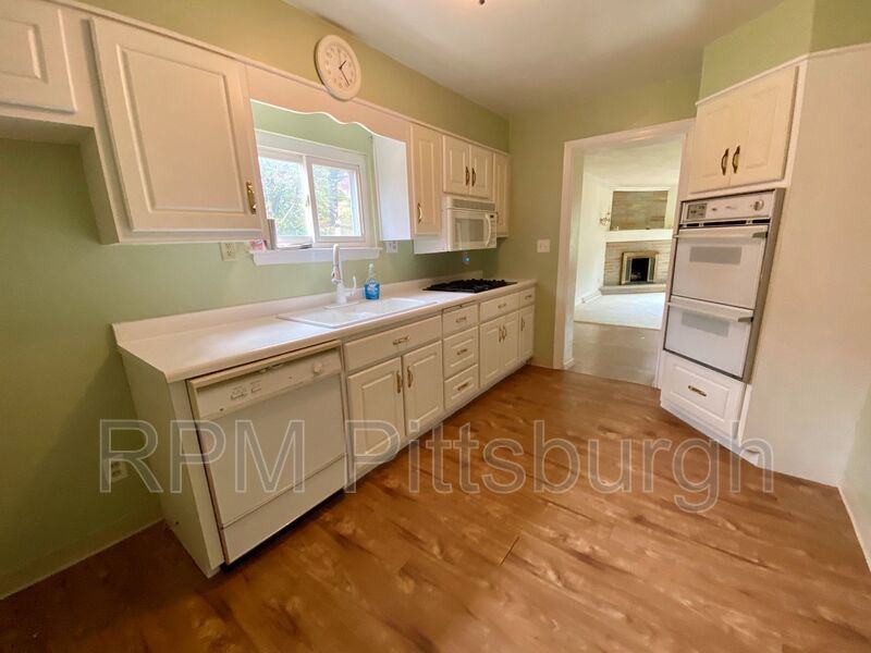 1533 Pine St - Photo 3 of 12
