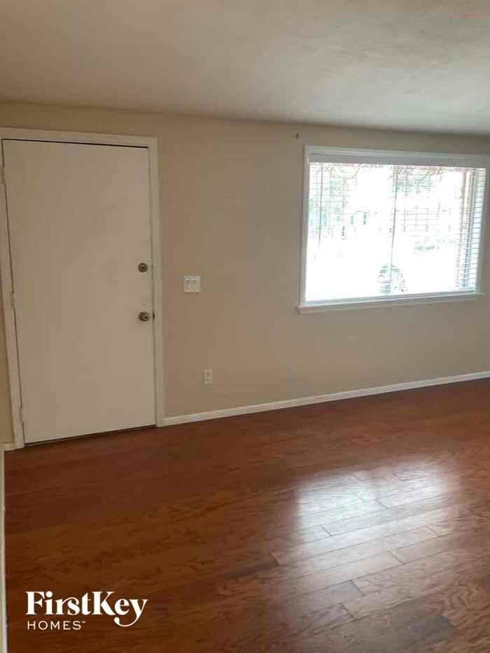 7547 N Rasmussen Ave - Photo 2 of 11