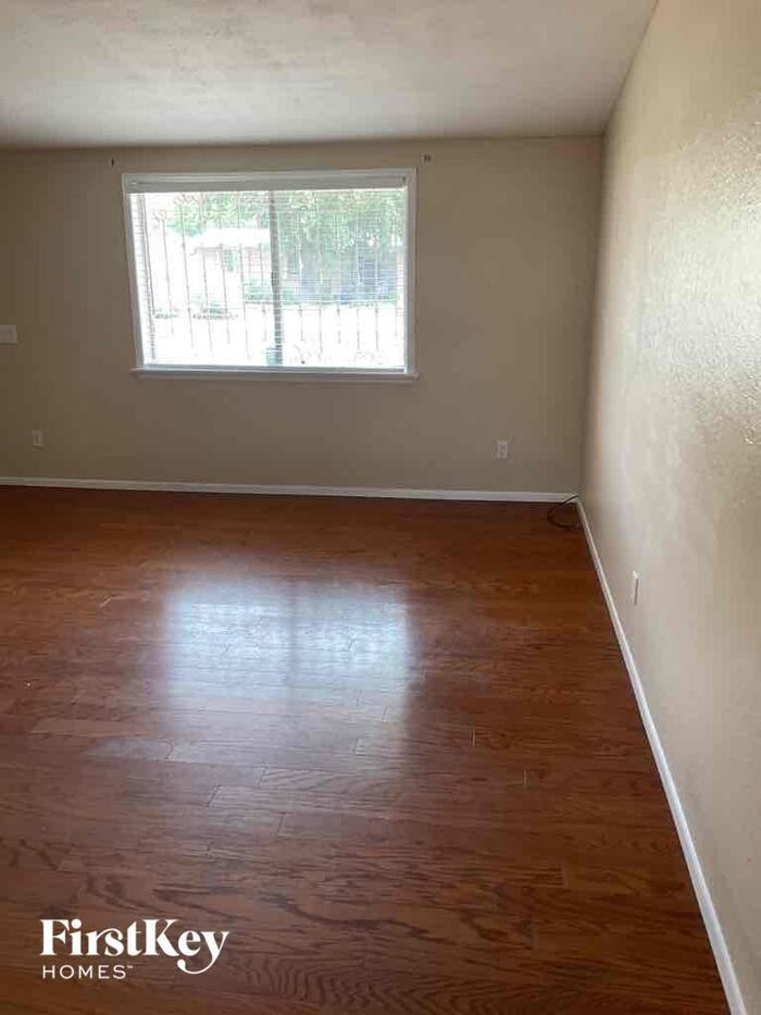 7547 N Rasmussen Ave - Photo 3 of 11