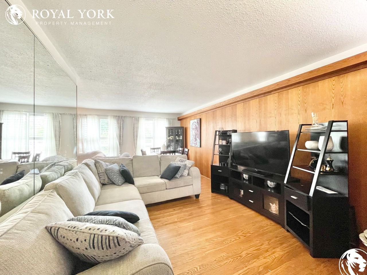 29 Waddington Cres #1 - Photo 3 of 30