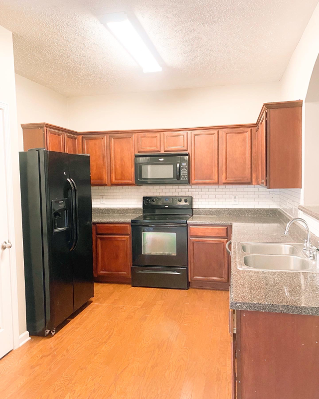 1017 Ashmore Dr - Photo 3 of 8