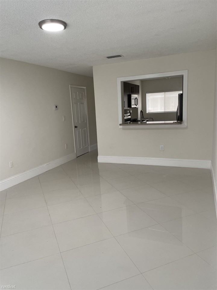 9441 Palm Cir N - Photo 2 of 10