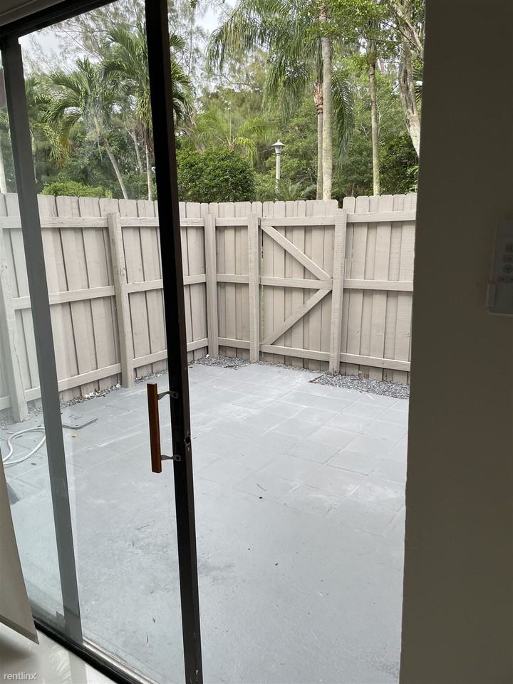 9441 Palm Cir N - Photo 3 of 10