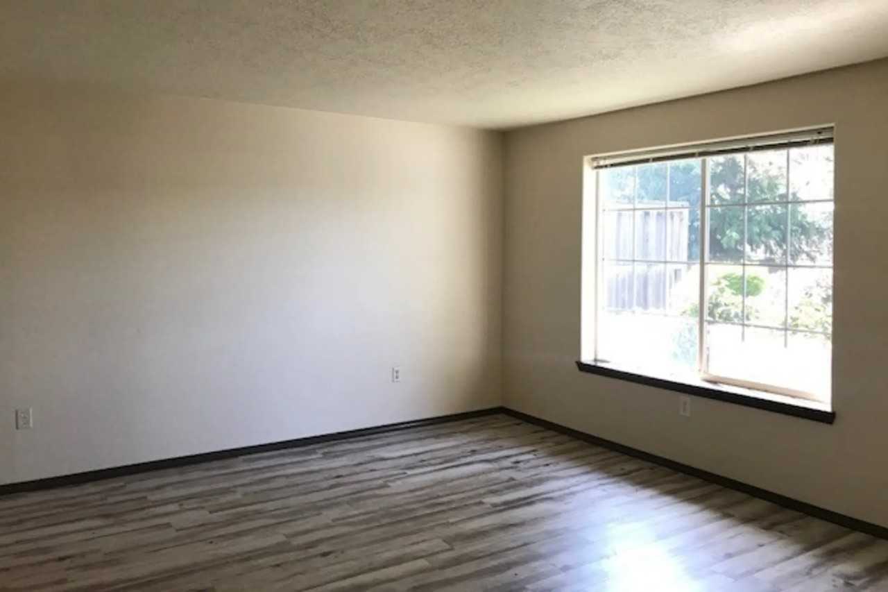 1401 W Locust St - Photo 2 of 10