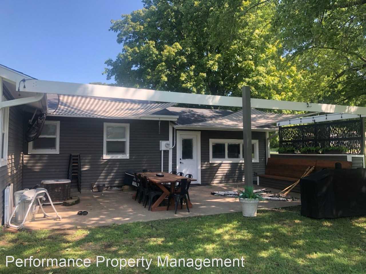 1069 Clay St - Photo 3 of 10