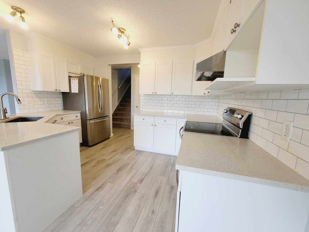 3550 Mclean Cres Sw - Photo 3 of 40