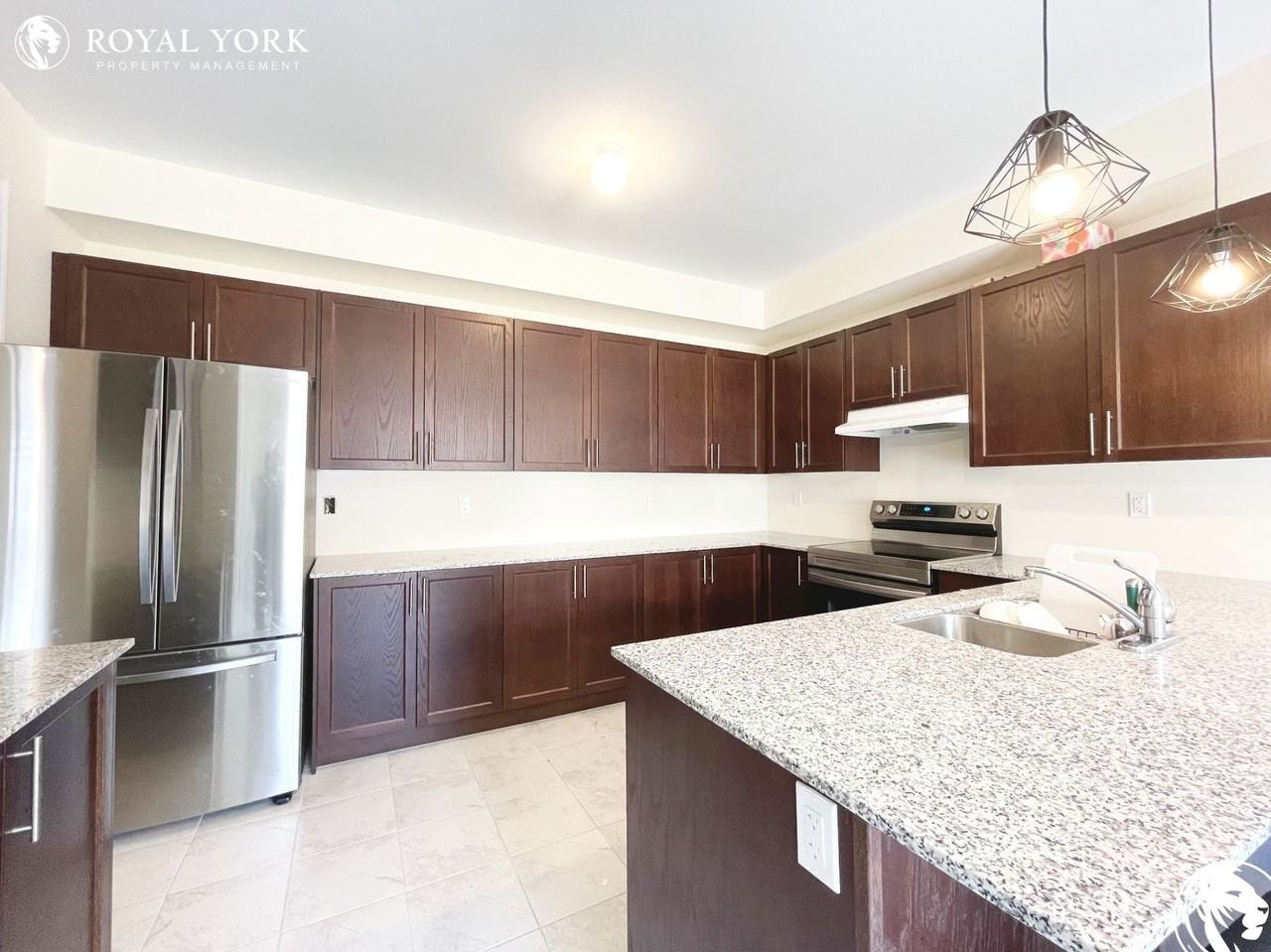 7 Anne Pegg Cres - Photo 2 of 47