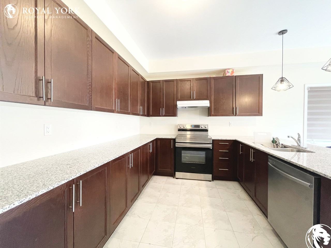 7 Anne Pegg Cres - Photo 3 of 47