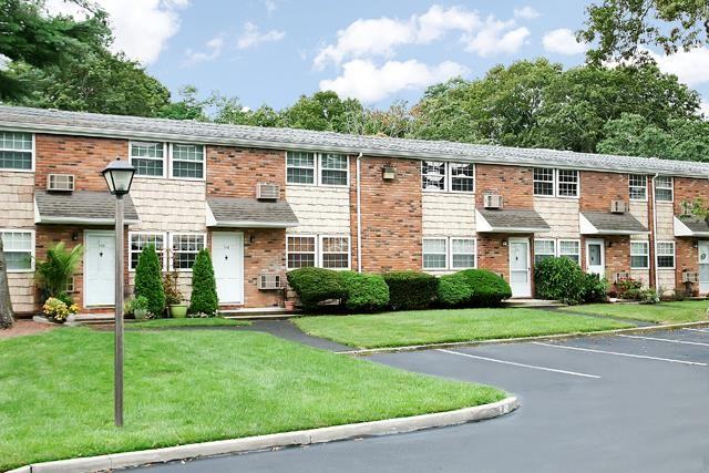 Hampton Bays Town and Country Apartments - Photo 2 of 14