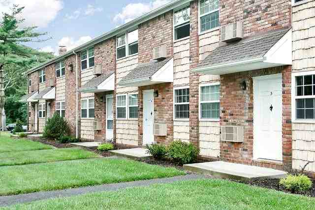 Hampton Bays Town and Country Apartments - Photo 3 of 14