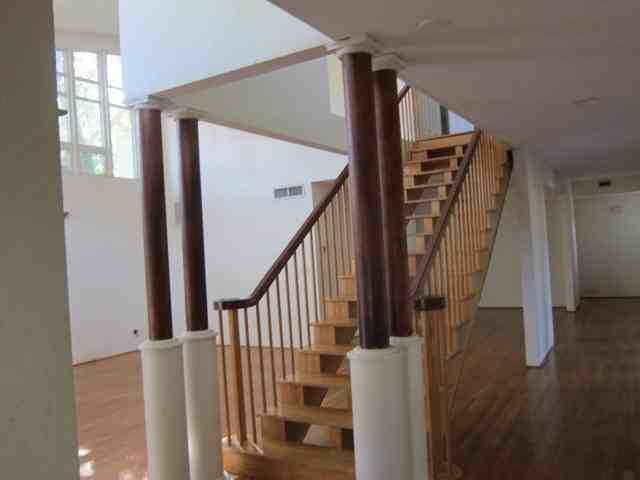 211 S Bradford Ave - Photo 3 of 12