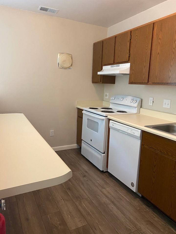 13 Thatch Ct - Photo 5 of 10