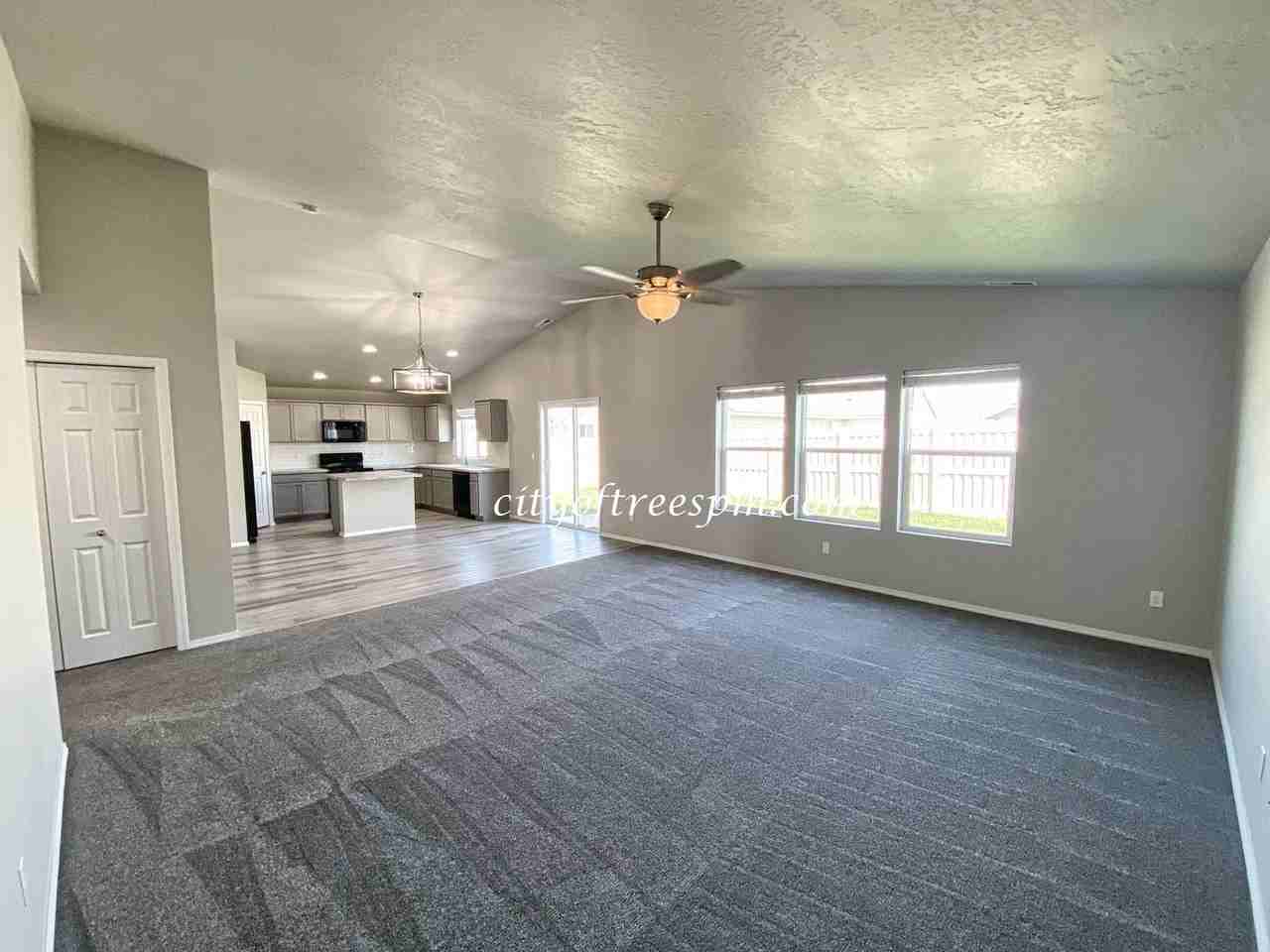 2742 W Balboa Dr