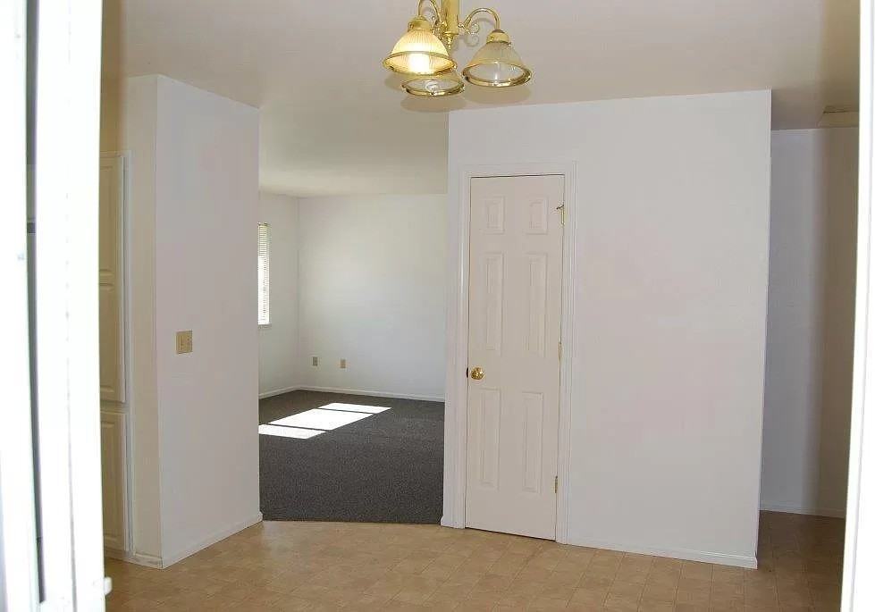 815 S 6th St - Photo 3 of 10