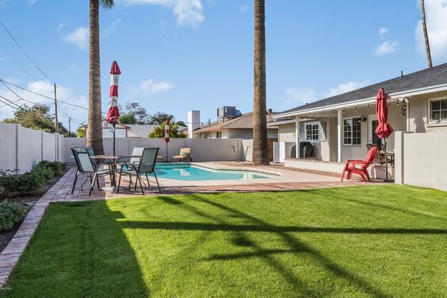 4211 E Whitton Ave - Photo 2 of 36