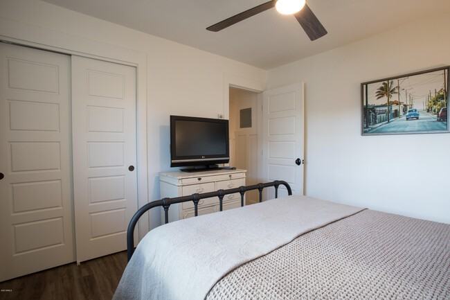 4211 E Whitton Ave - Photo 3 of 36