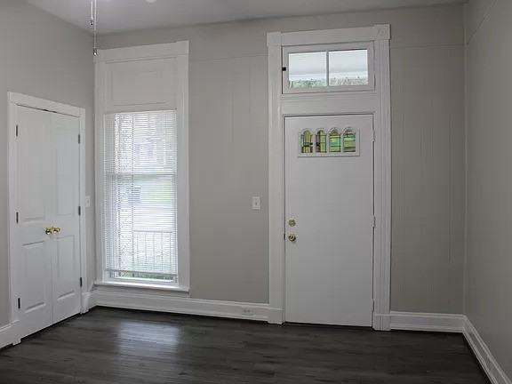 1841 Carll St - Photo 2 of 9