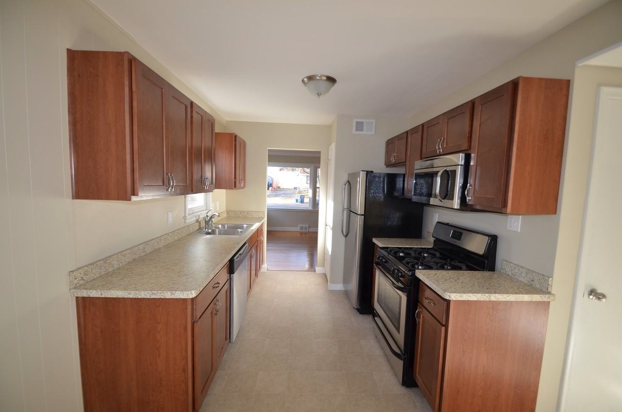 1092 Kingsford St - Photo 2 of 10