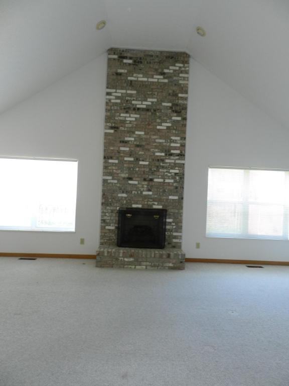 681 Maplerun Ln - Photo 3 of 16