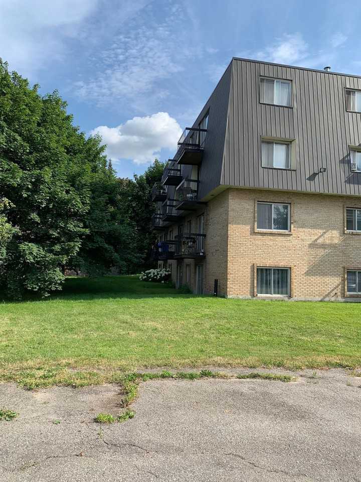 4185 Boulevard Saint-Martin Laval - Photo 2 of 16