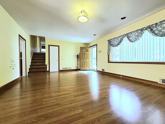 1226 Charmuth Rd - Photo 3 of 26