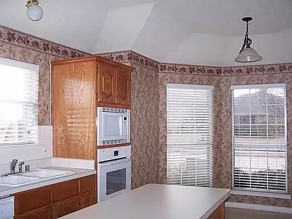 1902 Thornhill Way - Photo 3 of 8