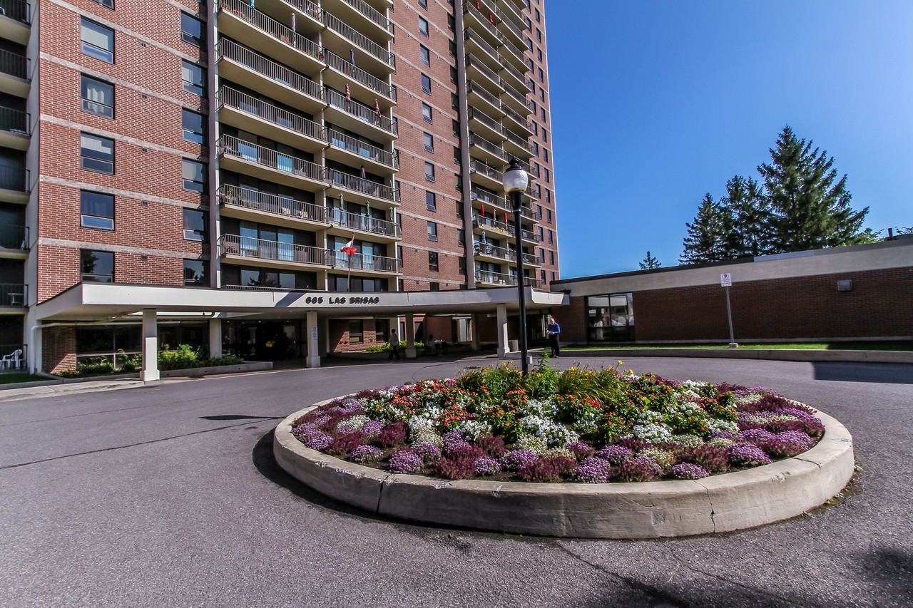 665 BATHGATE DR 1202 WITH POOL Apartments 665 Bathgate Dr, Ottawa
