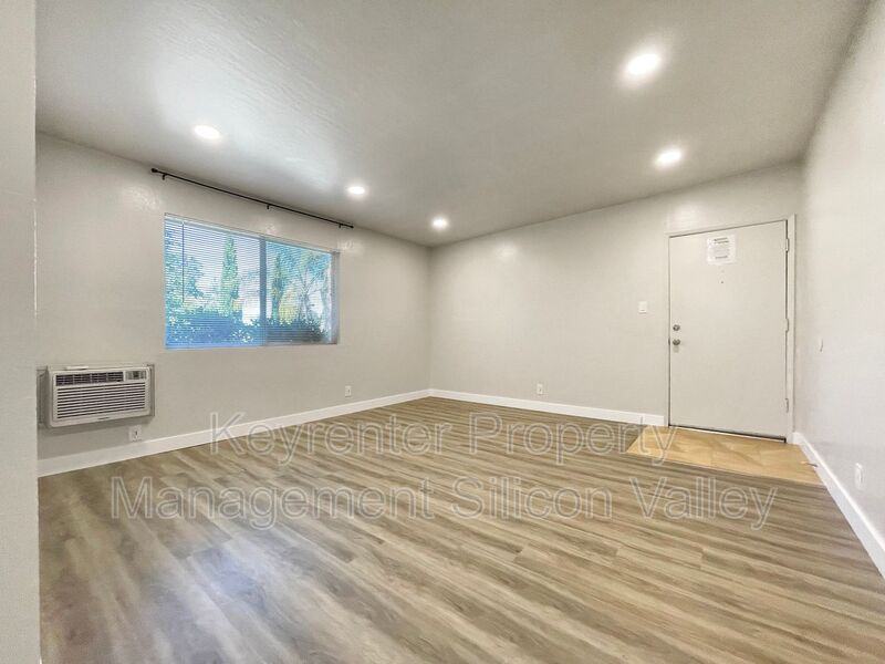 923 Ravenscourt Ave #4 - Photo 4 of 14