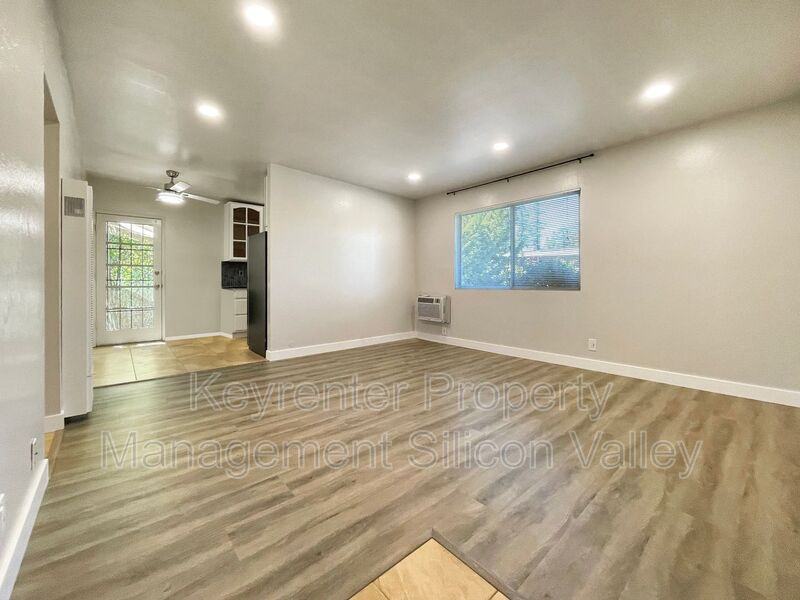 923 Ravenscourt Ave #4 - Photo 3 of 14