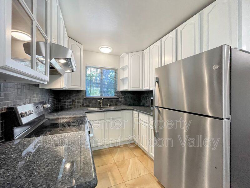 923 Ravenscourt Ave #4 - Photo 5 of 14