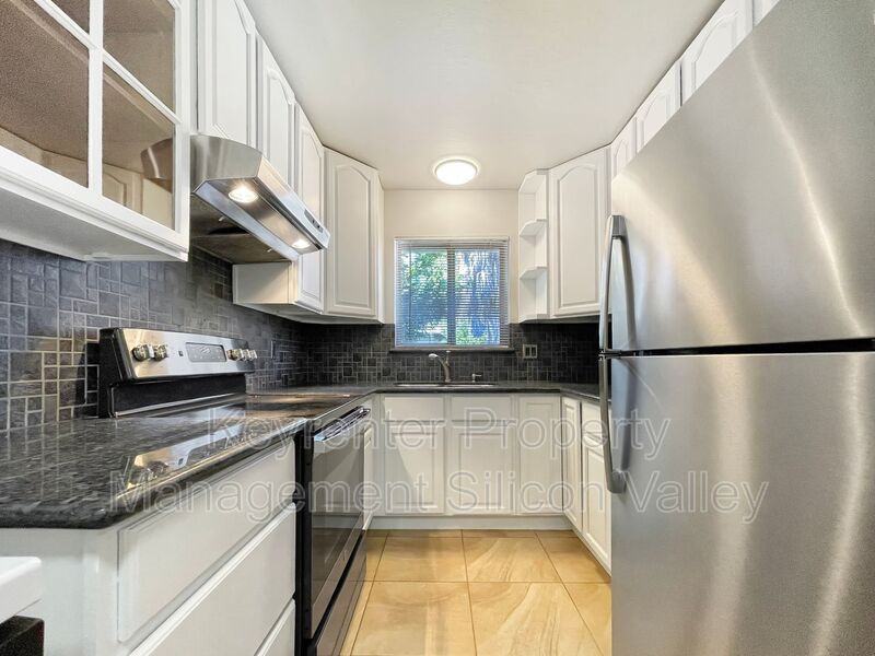 923 Ravenscourt Ave #4 - Photo 6 of 14