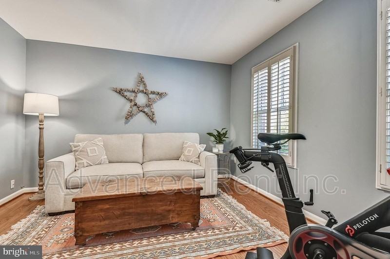 11 W Churchill St - Photo 3 of 33