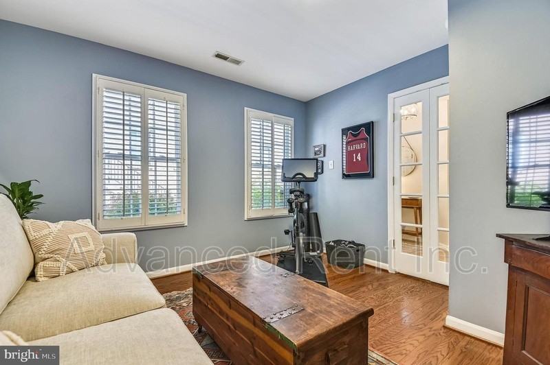 11 W Churchill St - Photo 4 of 33