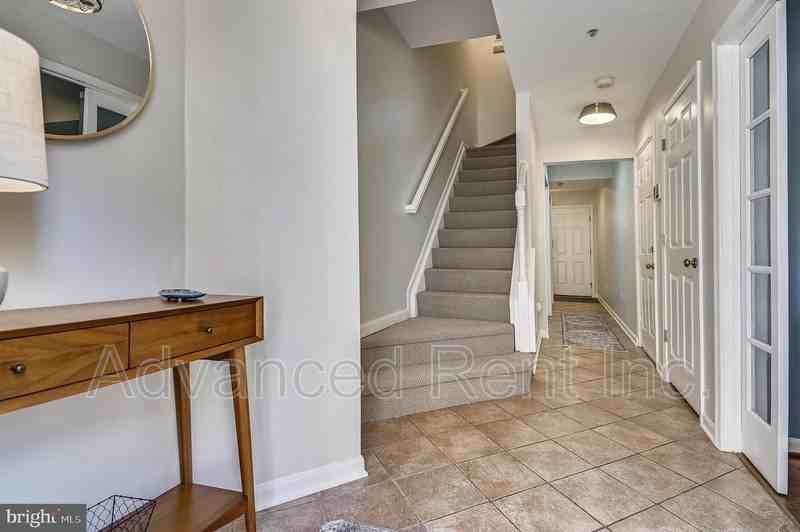 11 W Churchill St - Photo 5 of 33