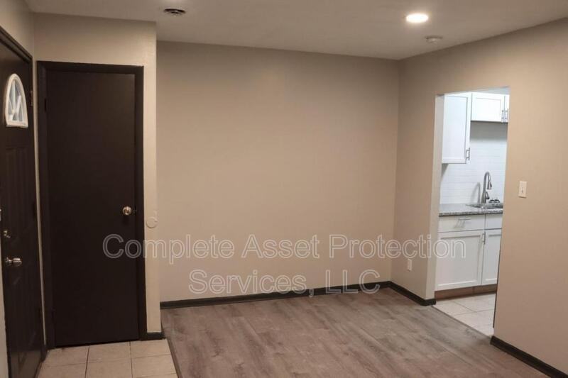 940 N Wood St - Photo 2 of 11