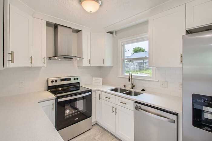 4004 Scotwood Dr - Photo 2 of 18