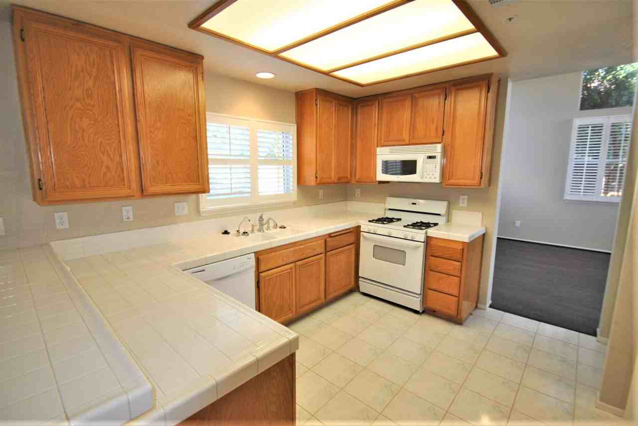 210 Fox Mills Ln - Photo 3 of 10