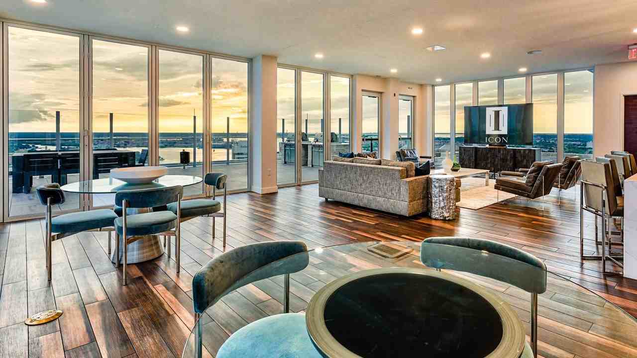 Icon - Photo 3 of 30