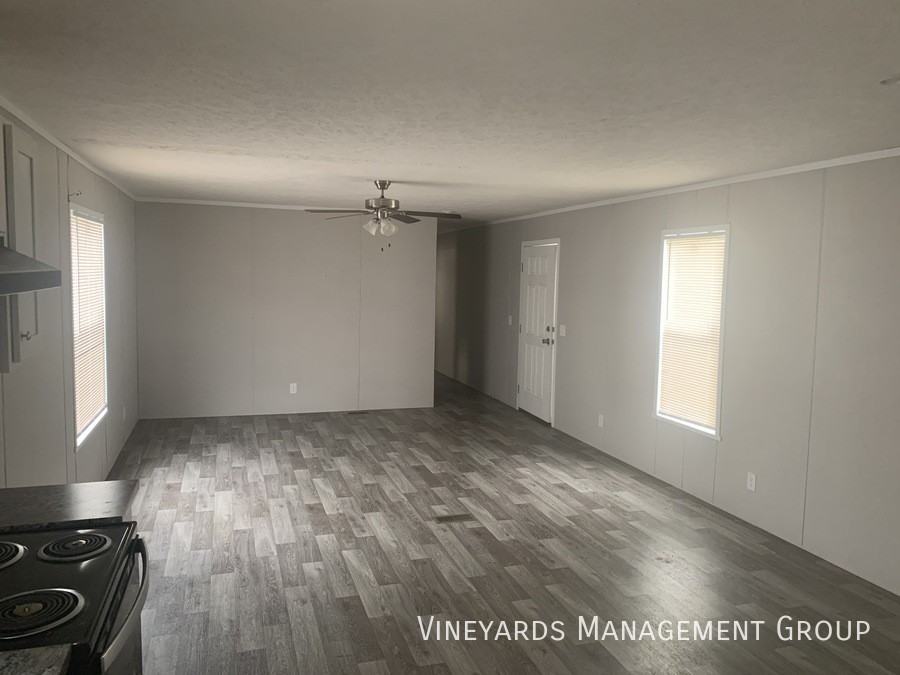 204 Robin Dr - Photo 2 of 2