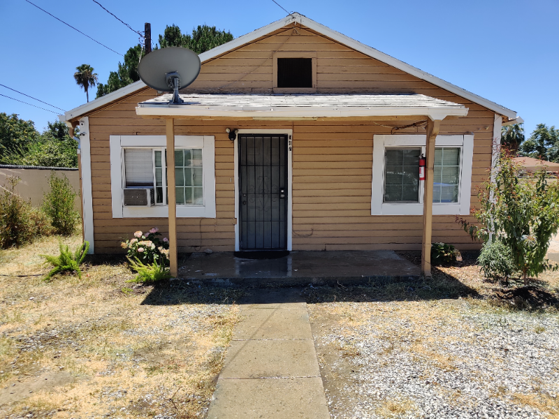 947 E 3rd St - Photo 2 of 22