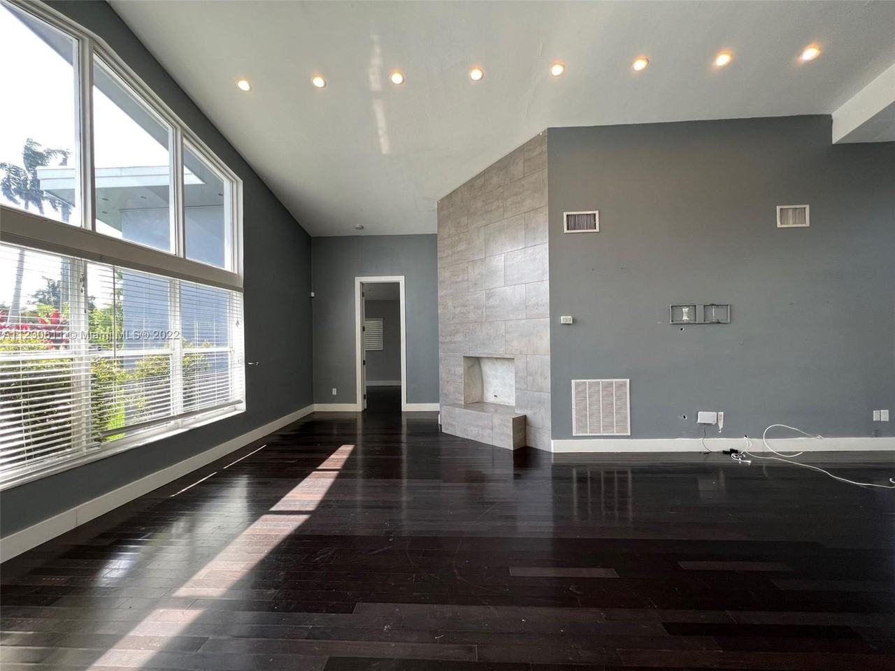 20120 Ne 25th Ct - Photo 2 of 8