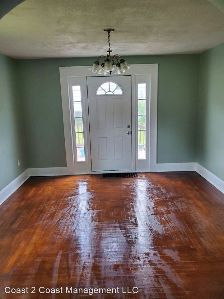 537 Virginia Ave - Photo 2 of 15