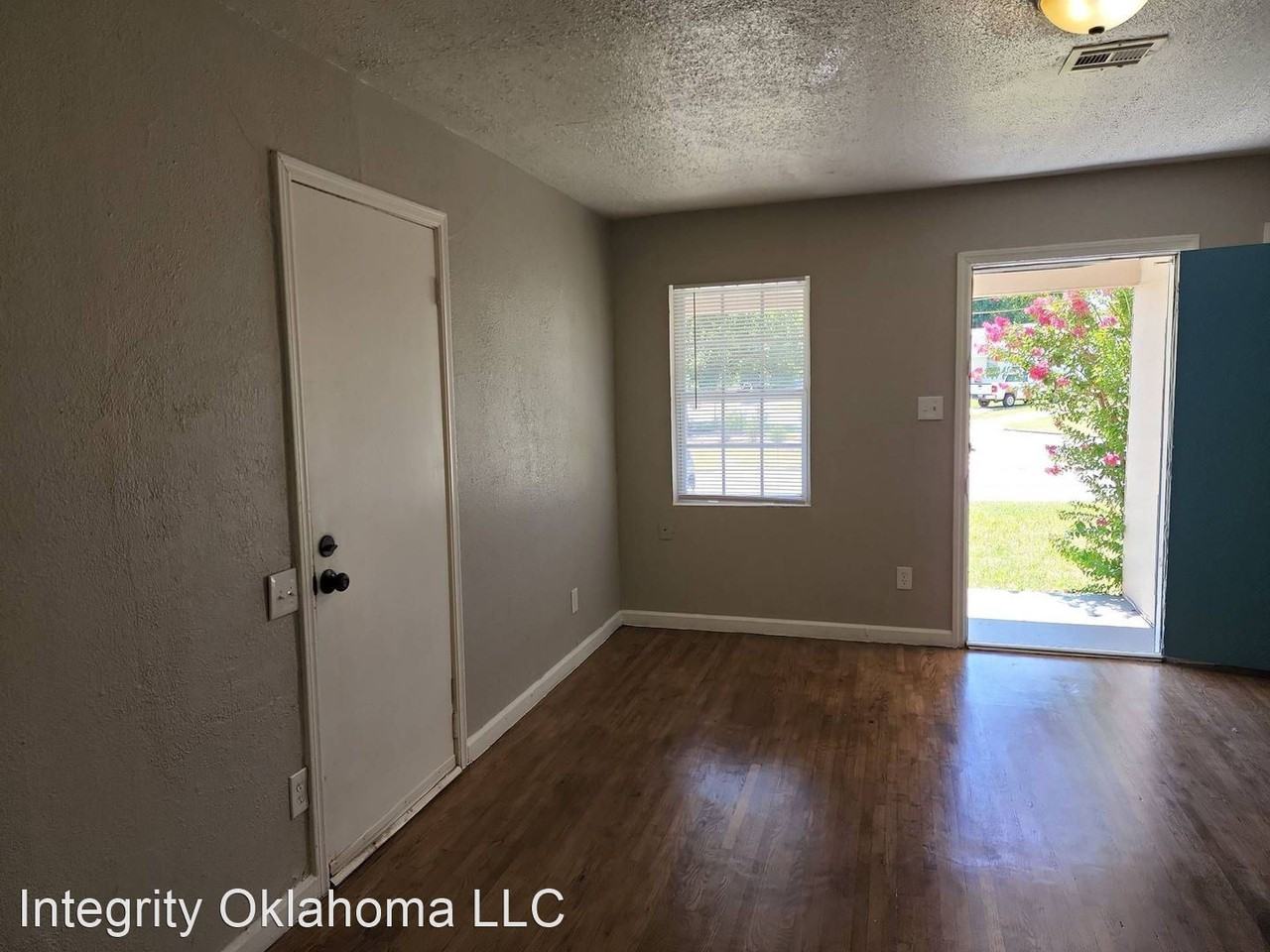900 N Redbud Dr - Photo 3 of 21