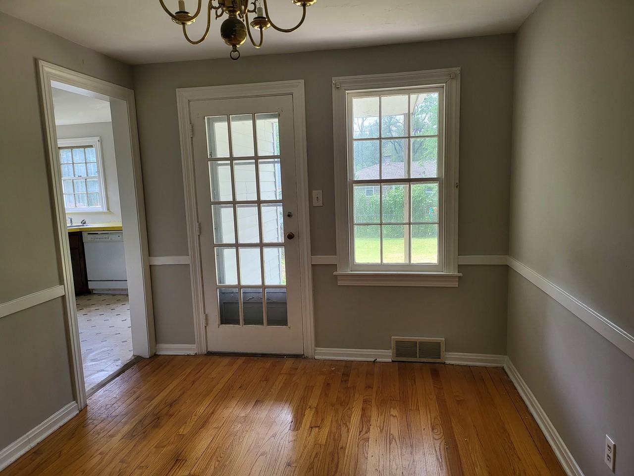 1905 W Riverview Ave - Photo 2 of 9