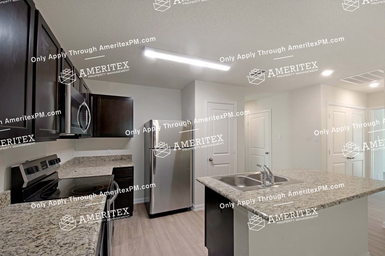 1013 Earle Ave - Photo 3 of 4