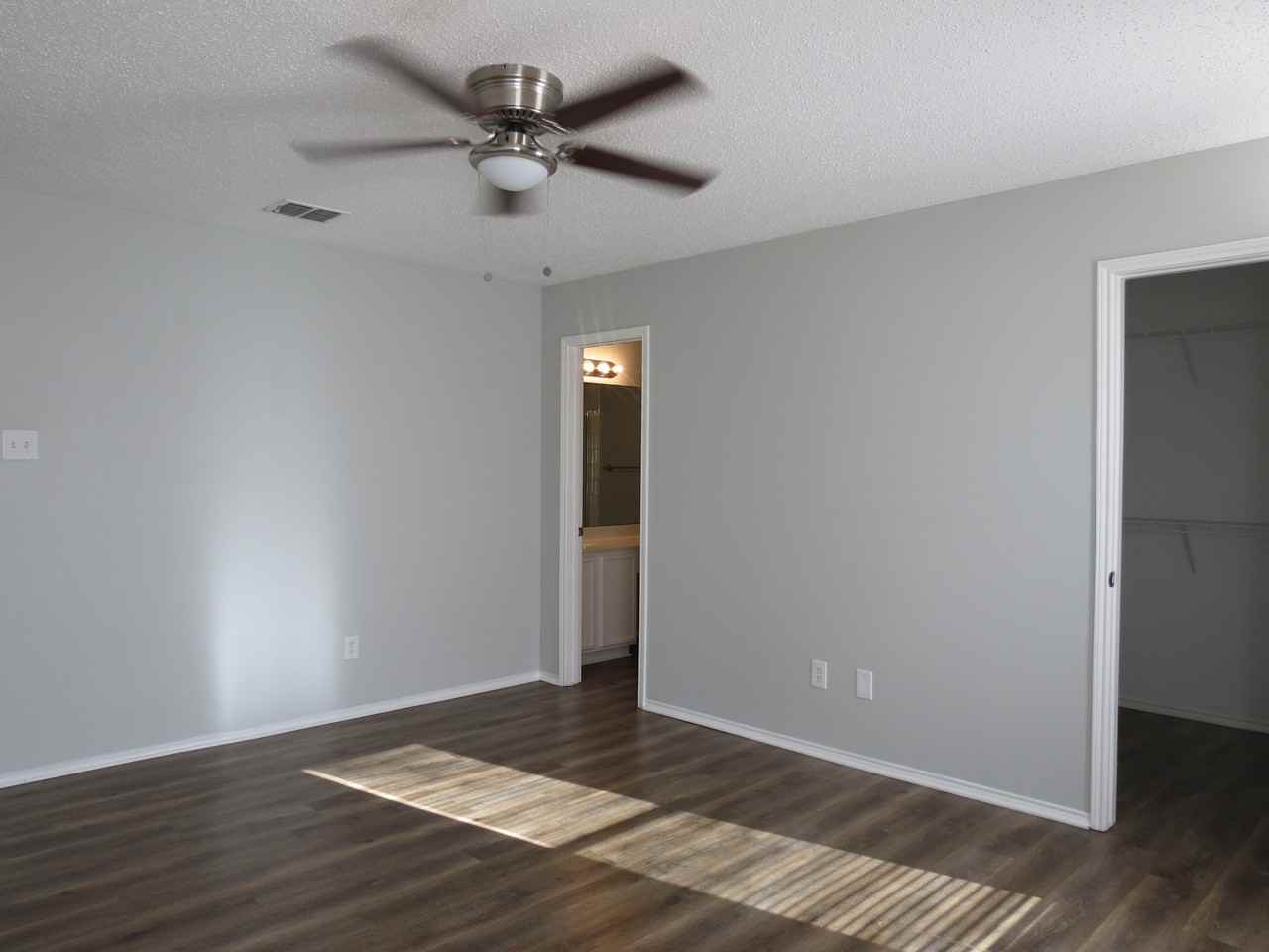2424 Marimont Ln - Photo 3 of 9