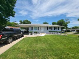 featured image of 1015 Lindsay Ln #1